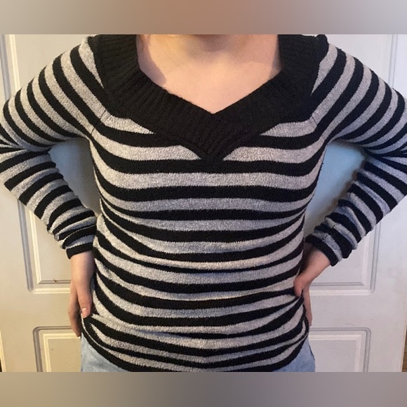 OP💫 Women’s Black/Gray Striped V-Neck Cozy Sweater - Picture 2 of 7